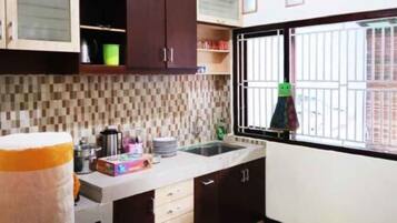 Casa família, 4 quartos, cozinha, no jardim | Cozinha privada | Cooktop, talheres/pratos/utensílios de cozinha