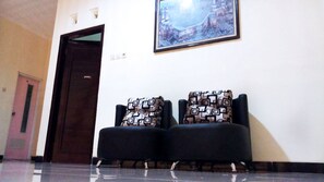 Lobby sitting area - Homestay Tegal Kota by Simply Homy (Tegal)