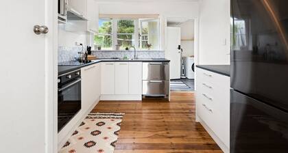 Lake, mountain view cottage - Entire house