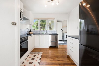 Lake, mountain view cottage - Entire house