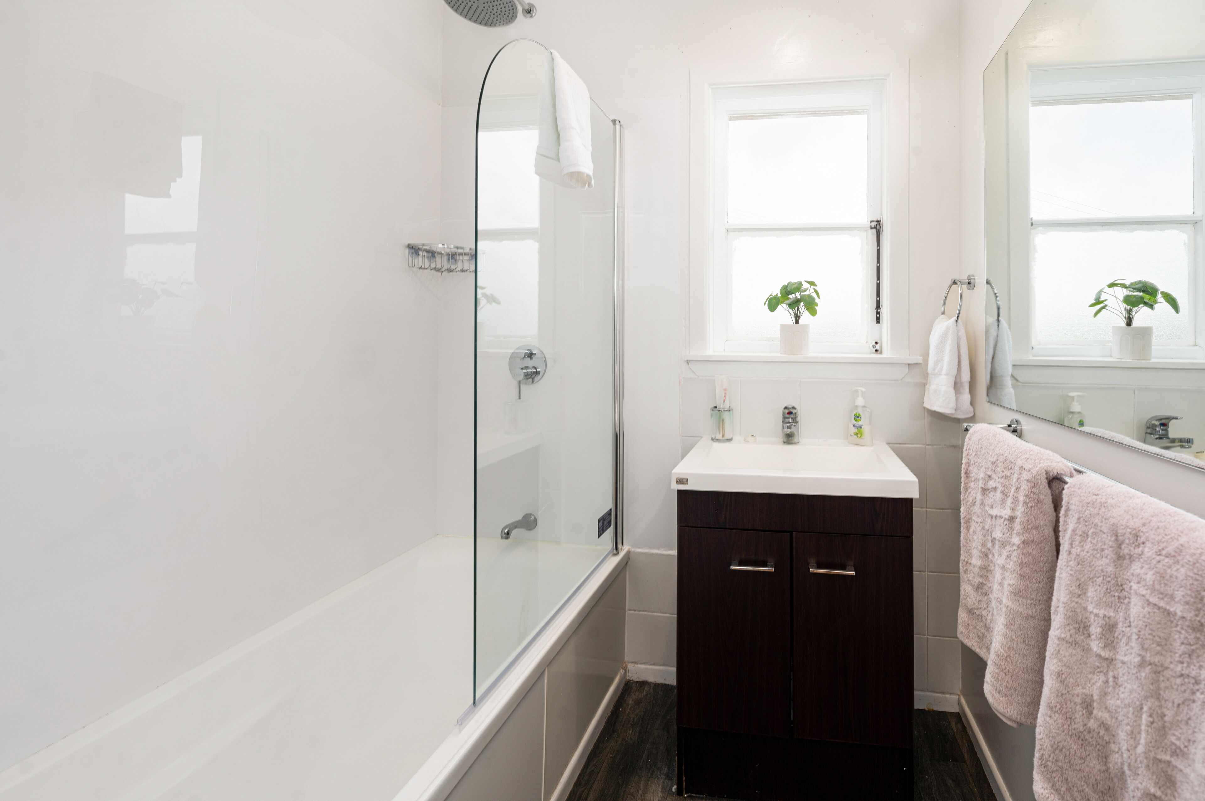 Combined shower/bathtub, hair dryer, towels, soap