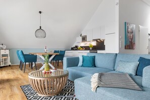 Televisie, een filmbibliotheek en een stereo