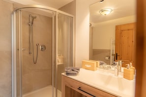 Secadora de cabello, toallas, jabón, papel de baño