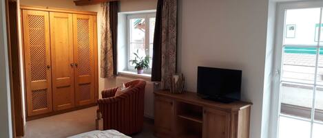 1 bedroom, in-room safe, WiFi, bed sheets