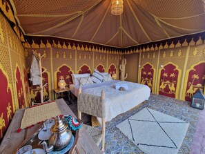Caidal Tent | Cofres nos quartos, Wi-Fi de cortesia, roupa de cama