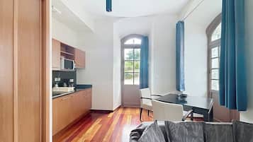 Appartement 4 personnes | Coin cuisine privé | Réfrigérateur, micro-ondes, chaise haute