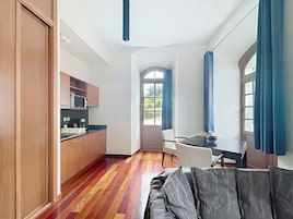 Apartemen | Dapur kecil pribadi | Lemari es, microwave, dan kursi makan untuk bayi