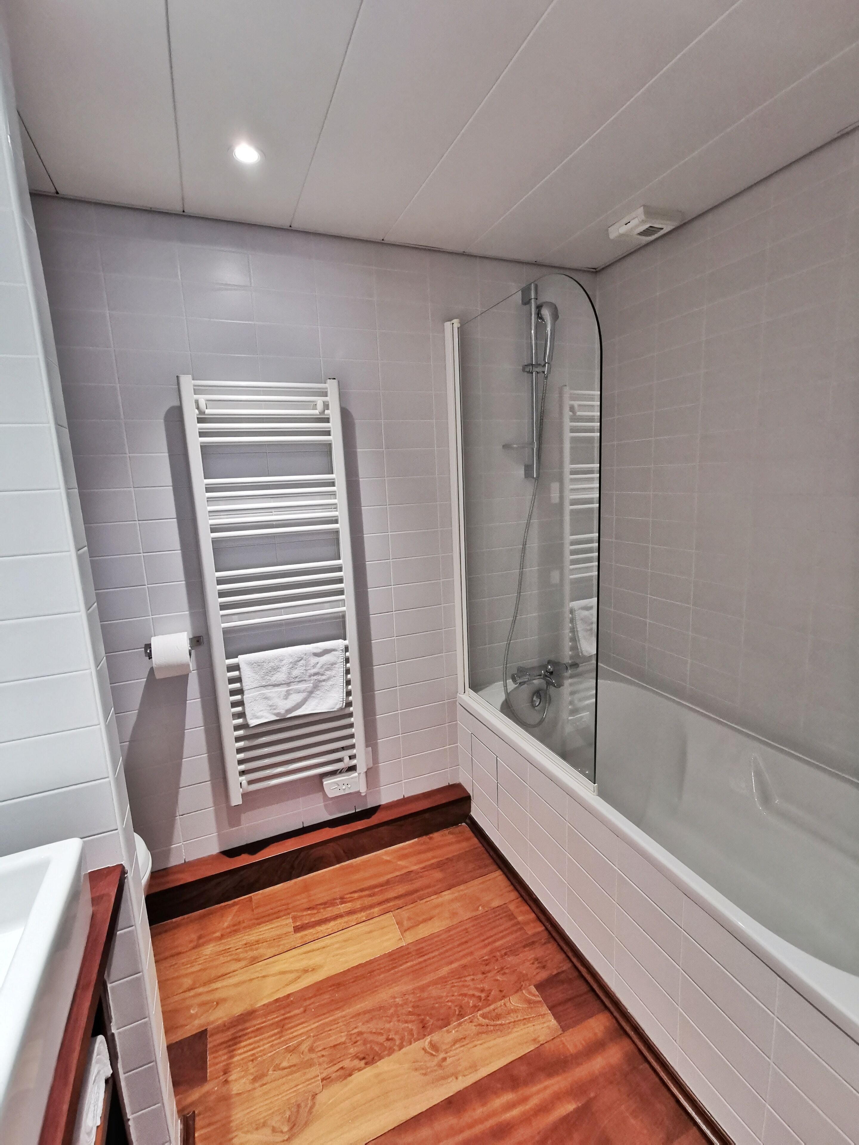 Bañera con ducha, toallas