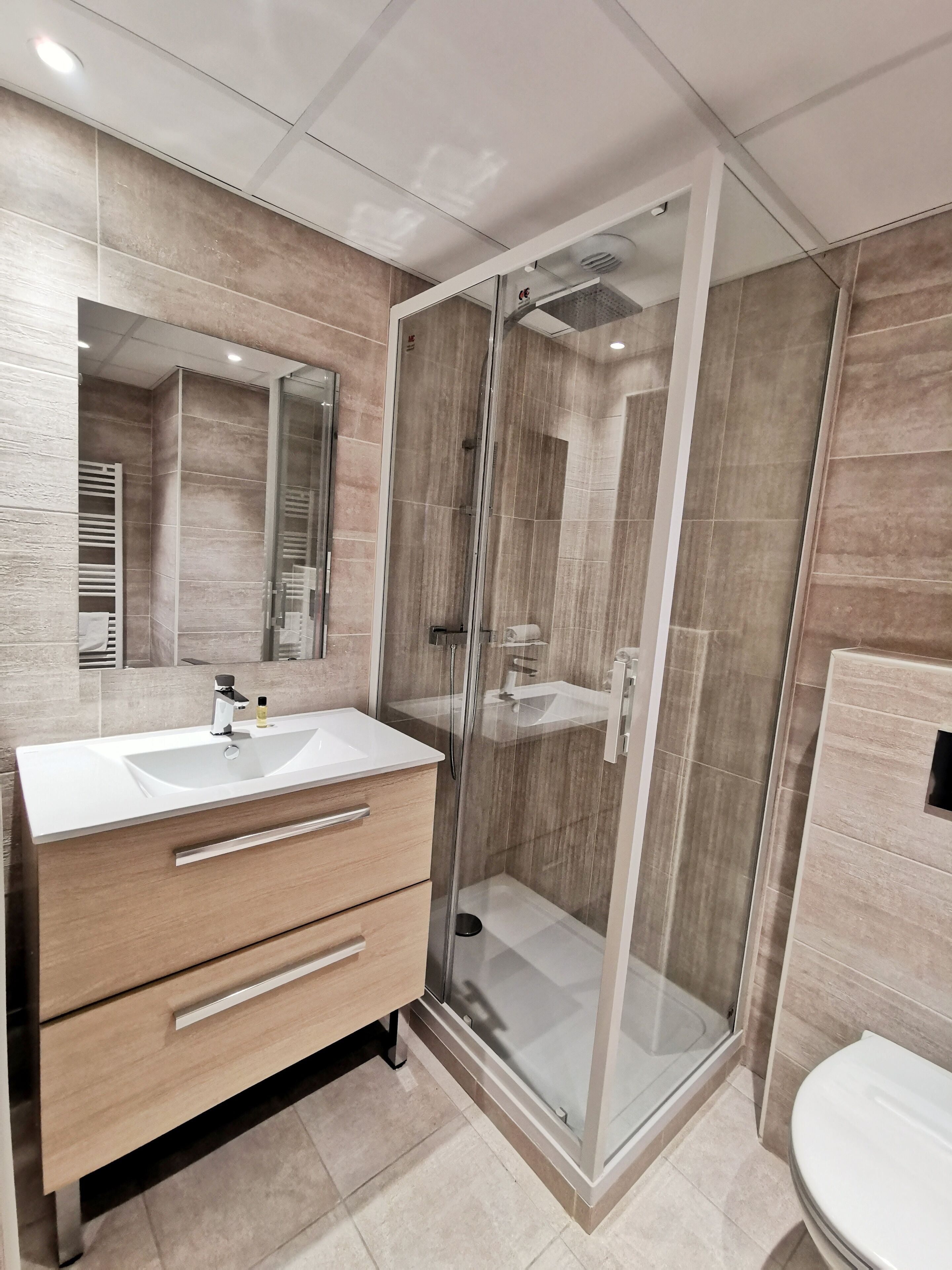 Ensemble douche/baignoire, serviettes fournies