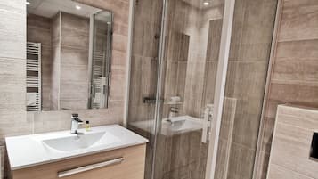 Bañera con ducha, toallas