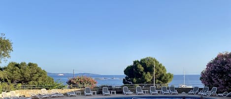 Alberca al aire libre y alberca climatizada