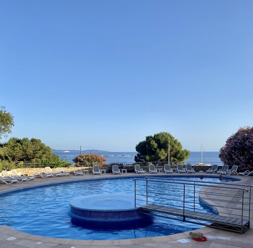 SUPER APPARTEMENT BORD DE MER AVEC PISCINE