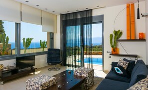 TV, DVD player, books - Anemos Meltemi Villa (Nikolaos)