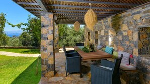Outdoor dining - Anemos Avra Villa (Nikolaos)