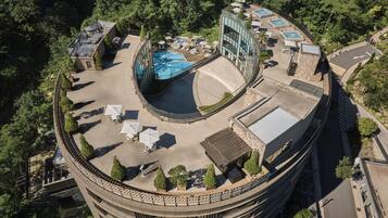 Una piscina techada, una piscina al aire libre