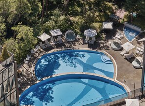 Inomhuspool och utomhuspool