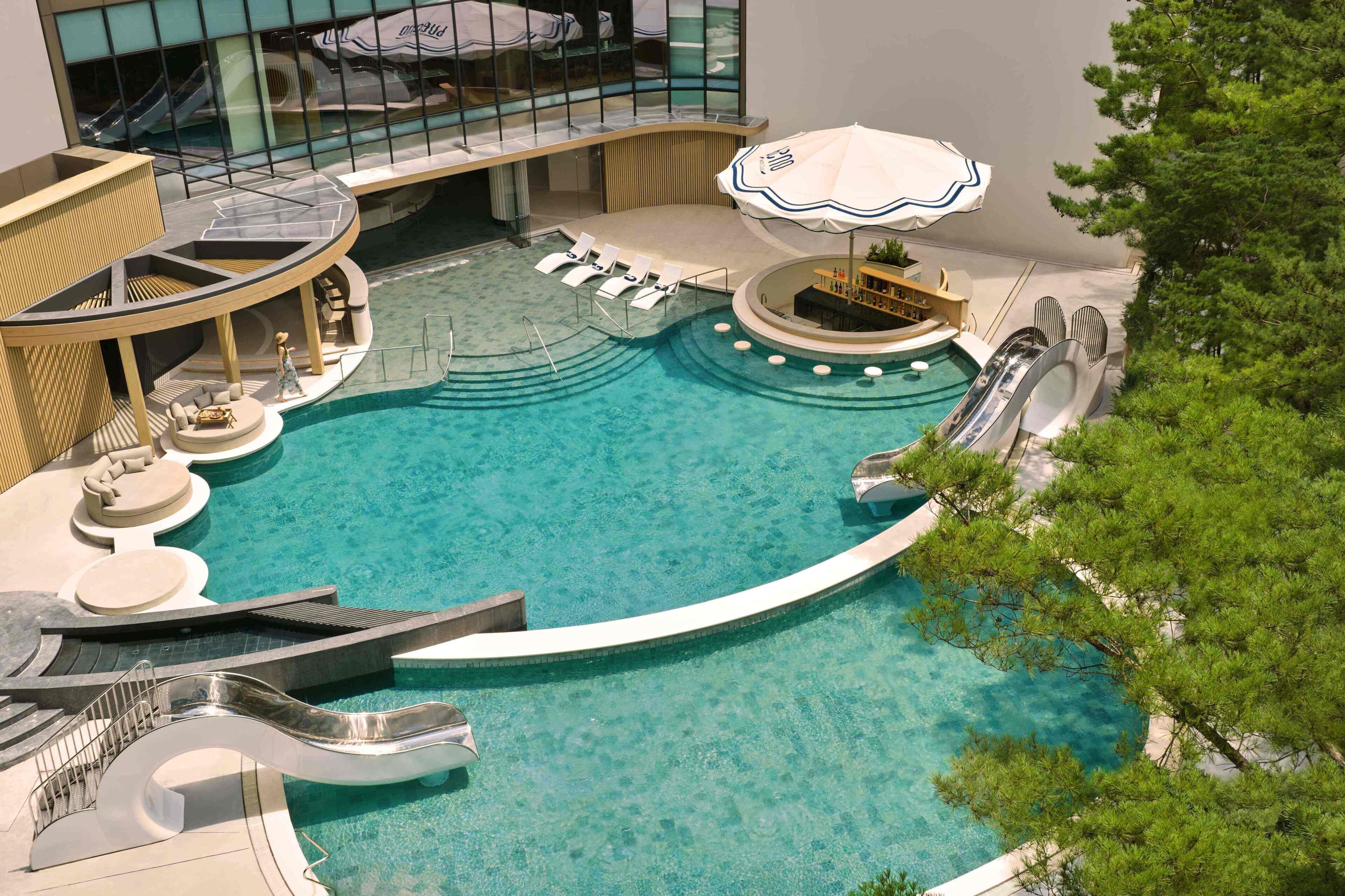 Una piscina techada, una piscina al aire libre