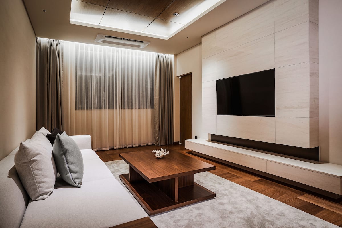 43-inch Smart TV with digital channels, TV, heated floors