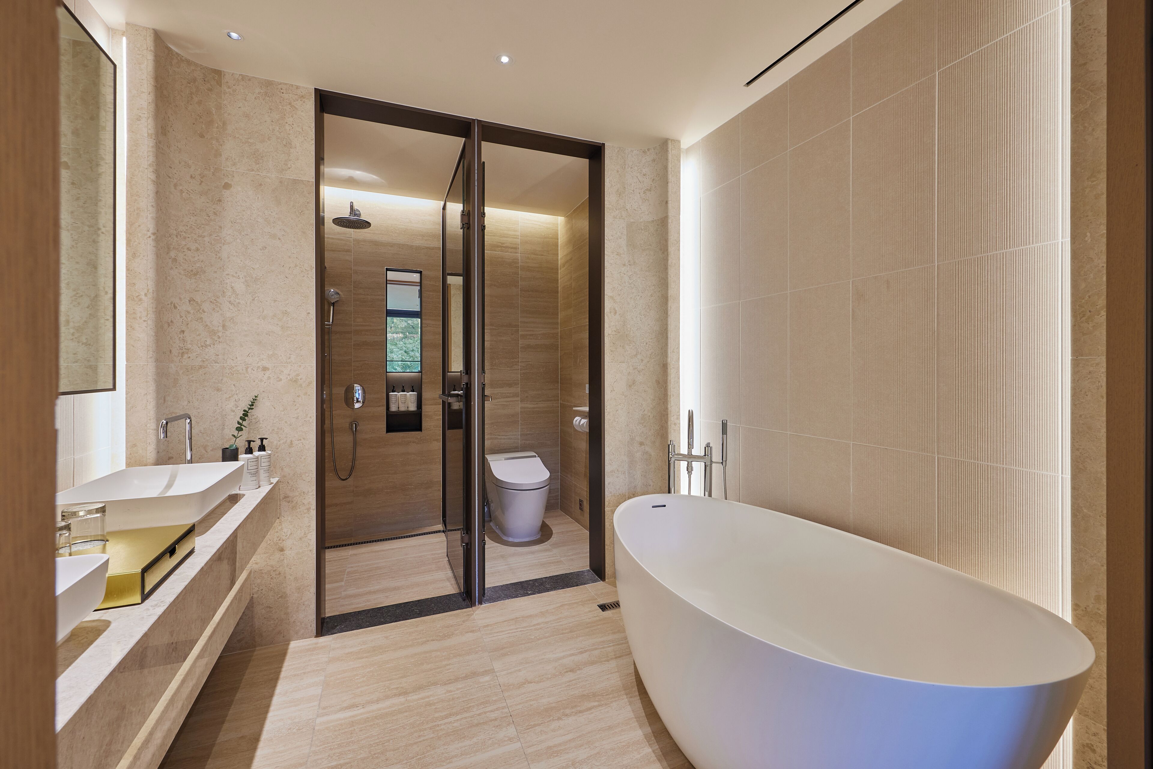 Shower, pancuran hujan, pengering rambut, dan jubah mandi