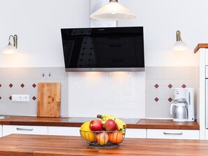 Een koelkast, een microgolfoven, een oven, een vaatwasser