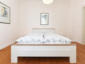 4 Schlafzimmer, Reisekinderbett