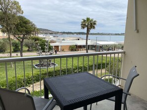 Outdoor dining - 1-Bedroom Apartment in Balaruc-les-Bains with WIFI - Fully Equipped, Perfect for 2 (Balaruc-les-Bains)