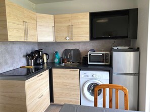 Réfrigérateur, micro-ondes, four, plaque de cuisson