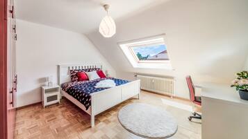 2 Schlafzimmer, Schreibtisch, Bügeleisen/Bügelbrett, Reisekinderbett