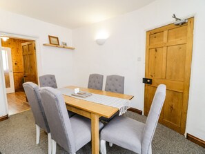 Cottage | Private kitchen | Fridge, dishwasher, electric kettle, toaster - Arosfa (Bala)