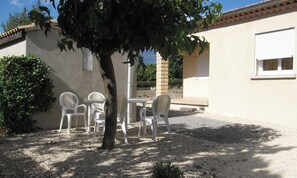 Outdoor dining - ARDECHE. "L'AMANDIER" GITE (3Etoiles) Près PRIVAS Calme - randos... visites. (veyras)
