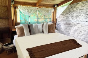 2 bedrooms, desk, iron/ironing board, travel crib