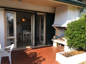 Outdoor dining - Amazing villa with private garden (Porto Santa Margherita)