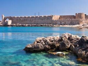 A coastal view with a historic stone wall and rocky shoreline. - Casa Fiore - 2 Bed House 10 Mins Walk to Centre (Rhodes)