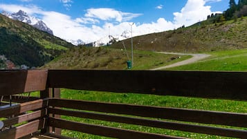 Un banco con vistas a un paisaje montañoso bajo un cielo despejado.