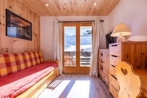 Studio, Ensuite (Vue sur Montagne - 8G) | Living area | 32-inch flat-screen TV with cable channels, TV