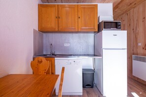 Studio, Ensuite (Vue sur Montagne - 8G) | Private kitchenette | Fridge, microwave, espresso maker, electric kettle