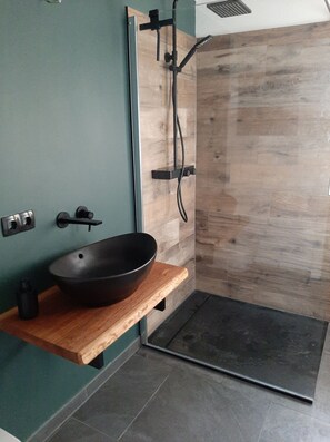 Badewanne, Haartrockner, Handtücher, Seife