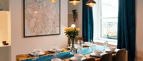 ثلاجة، غسالة أطباق، غلّاية كهربائية، مستلزمات طهي/أطباق/أوعية