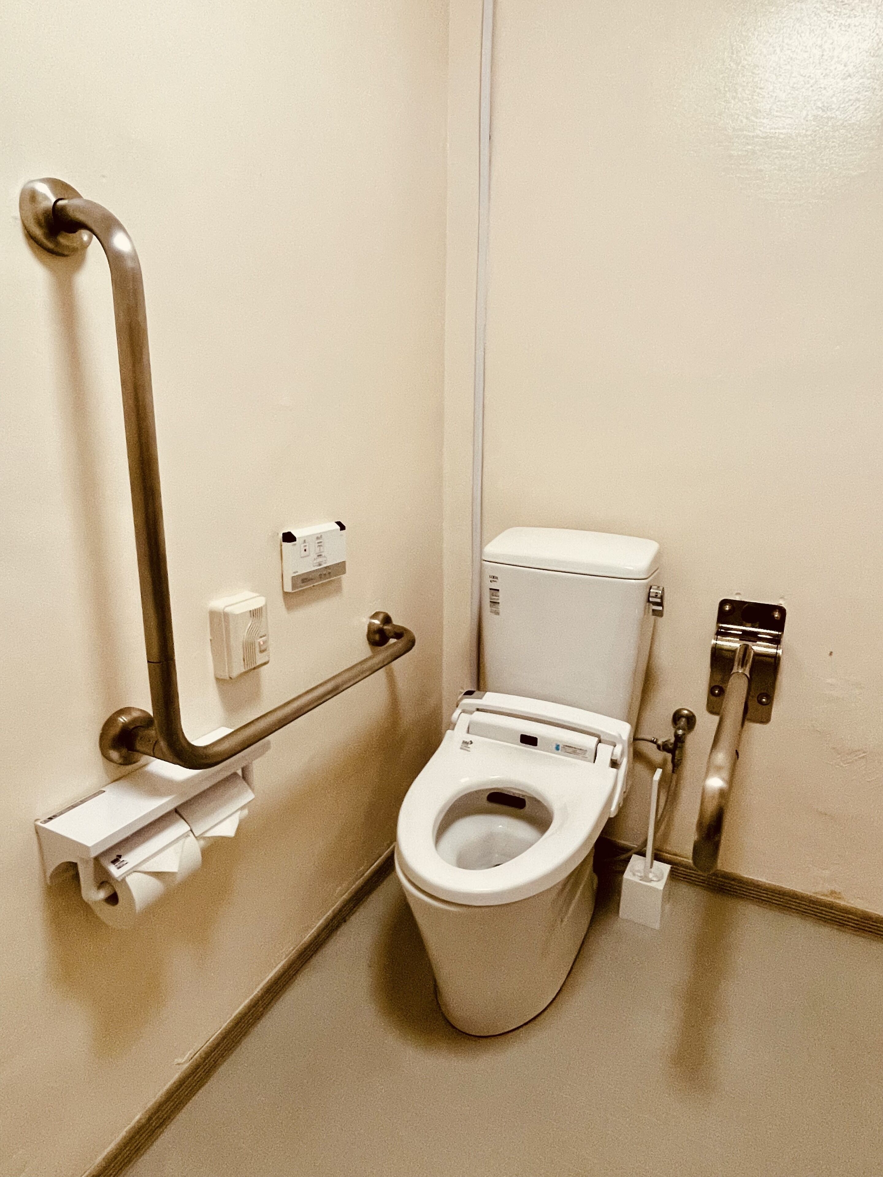 accessible room, non smoking | bathroom | combined shower/bathtub, free toiletries, hair dryer, slippers