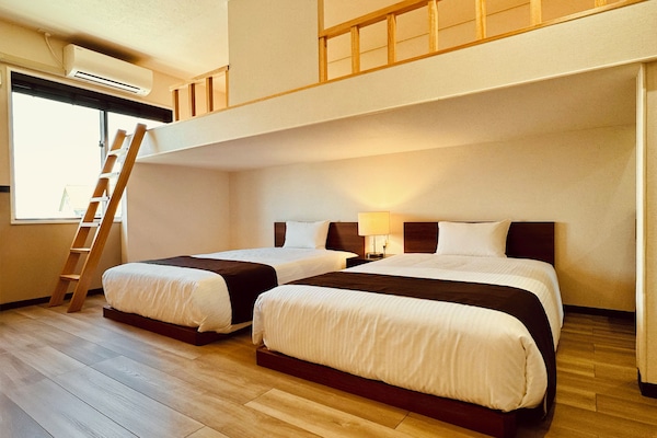 Escritorio, tabla de planchar con plancha, wifi gratis y ropa de cama