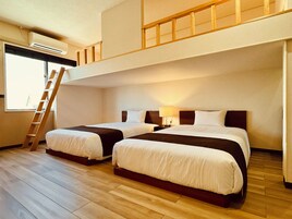 Escritorio, tabla de planchar con plancha, wifi gratis y ropa de cama