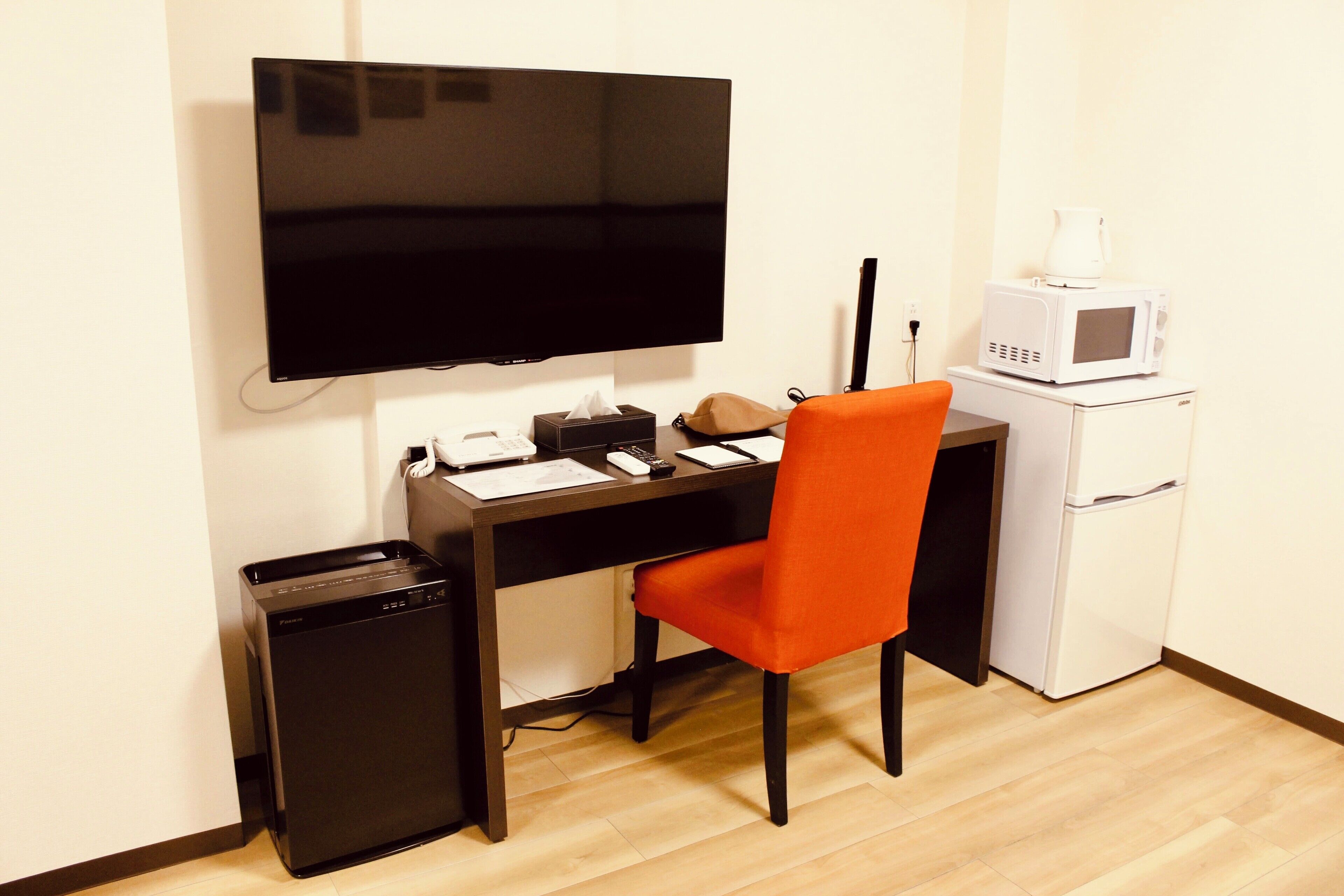 premier twin room, non smoking (c) | 1 bedroom, desk, iron/ironing board, free wifi