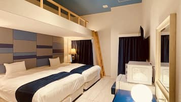 Habitación de hotel con una cama grande, un escritorio con espejo e iluminación empotrada en el techo.