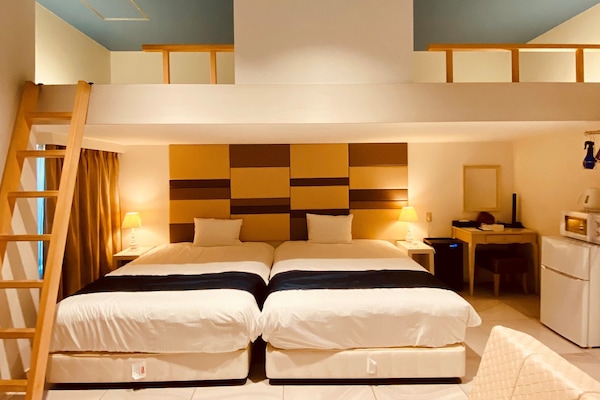 Executive Twin Room, Non Smoking (C) | Meja, seterika/papan seterika, Wi-fi percuma, cadar katil