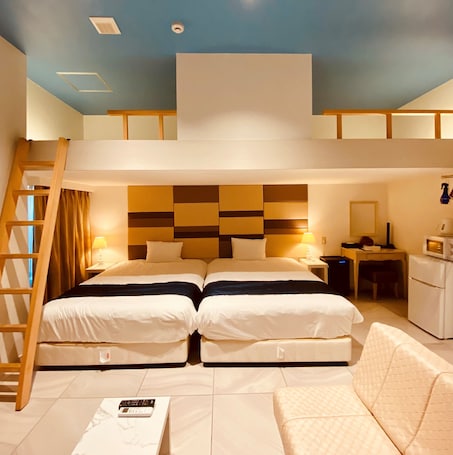 Escritorio, tabla de planchar con plancha, wifi gratis y ropa de cama