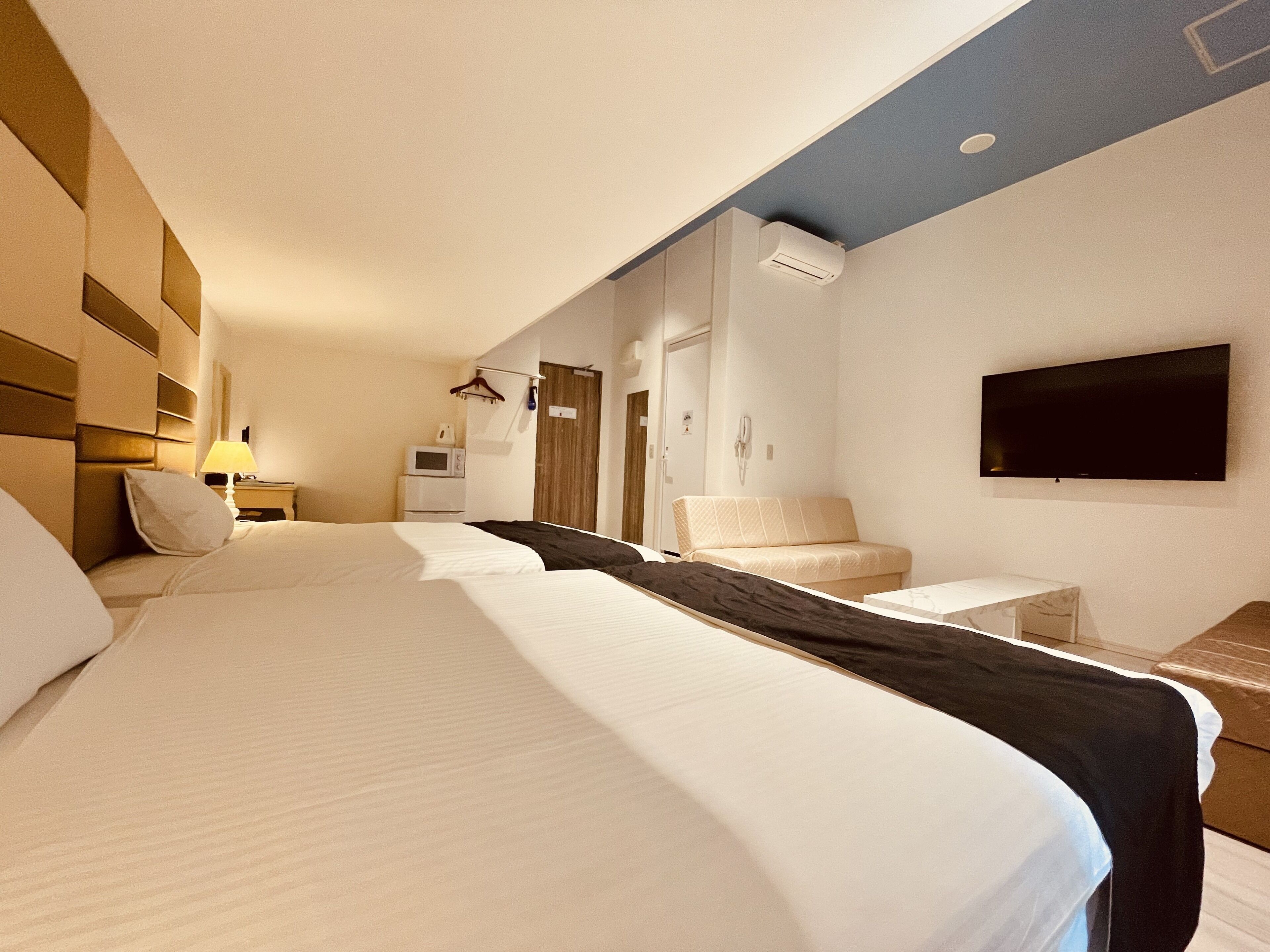 executive twin room, non smoking (c) | 1 bedroom, desk, iron/ironing board, free wifi