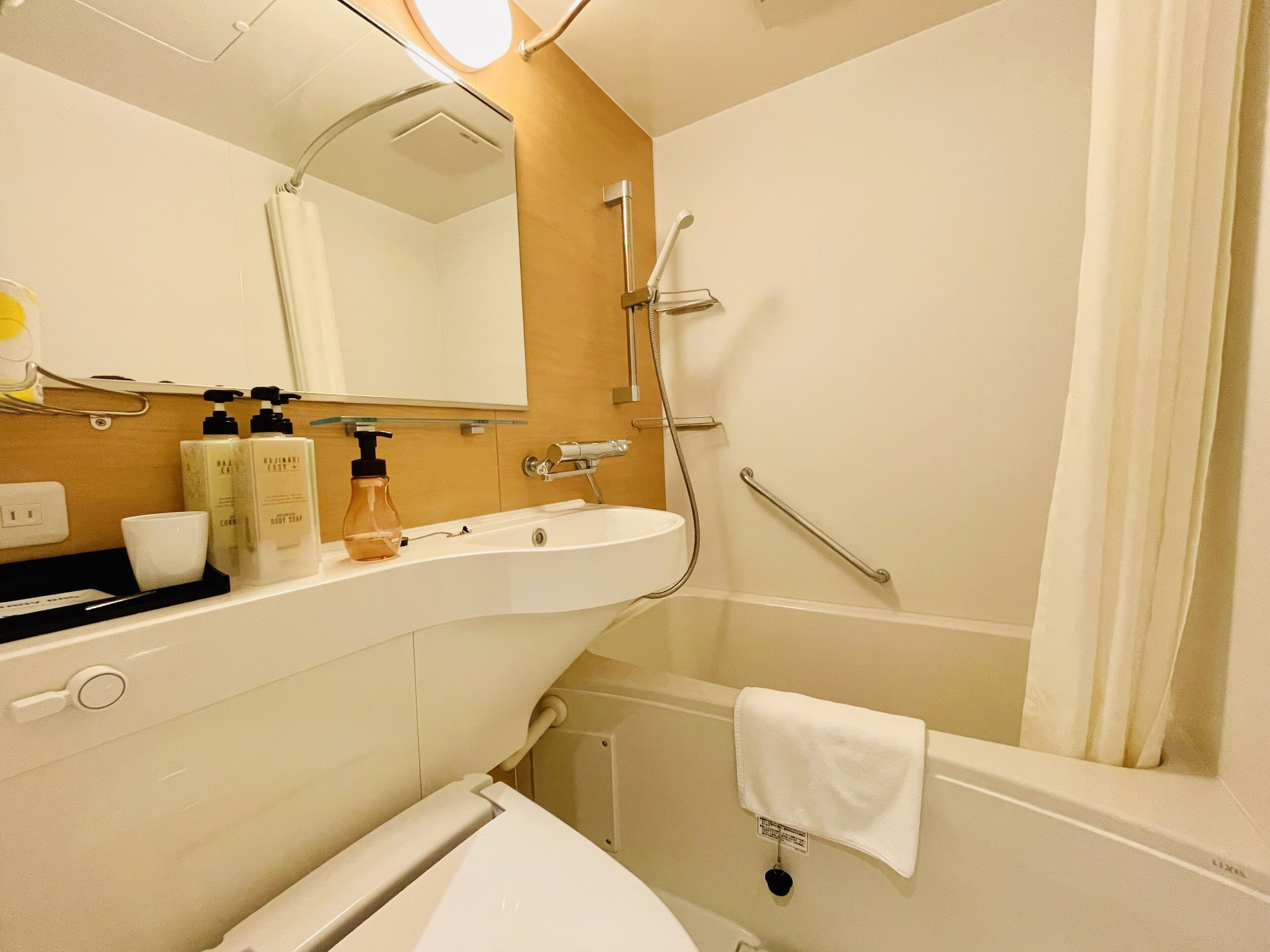 combined shower/bathtub, free toiletries, hair dryer, slippers
