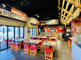 Se sirven cenas y cocina japonesa