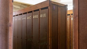 Una hilera de taquillas de madera con los números del 404 al 411.