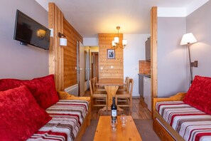 Studio, Ensuite (Vue sur Montagne - 405) | Living area | 32-inch flat-screen TV with satellite channels, TV - Résidence Le Pralin - Méribel-Mottaret (Les Allues)